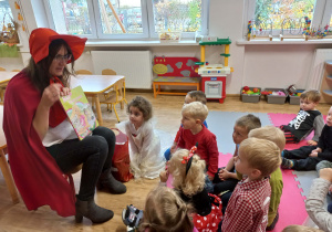 dzieci słuchają czytanej przez Czerwonego Kapturka bajki